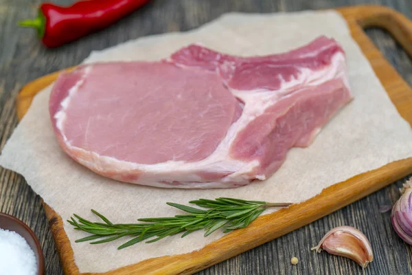 Bife Porco Cru Mesa Cozinha Com Especiarias — Fotografia de Stock