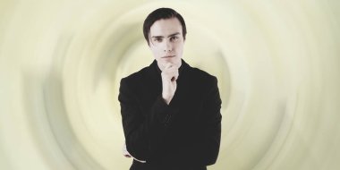 Fütürist geçmişi olan genç bir bilim adamı