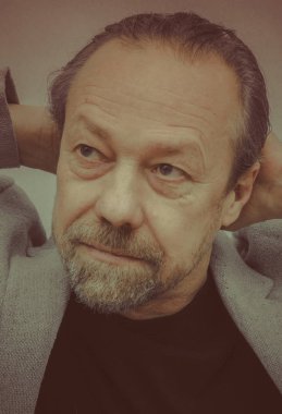 Yaşlı sakallı adamın closeup stüdyo portresi