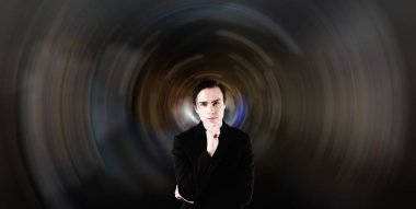 Fütürist geçmişi olan genç bir bilim adamı