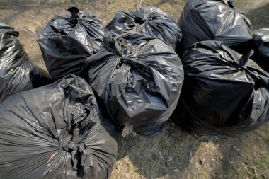 Büyük siyah çöp torbaları gündüz açık havada