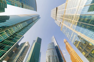 Gökyüzüne karşı gökdelenler. Modern şehrin iş binaları