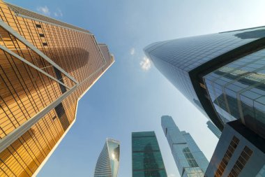 Gökyüzüne karşı gökdelenler. Modern şehrin iş binaları