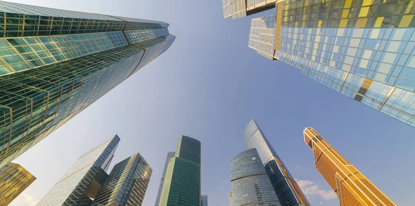 Gökyüzüne karşı gökdelenler. Modern şehrin iş binaları