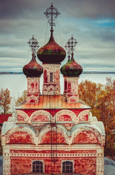 Gros Plan Église Sous Ciel Nuageux — Photo