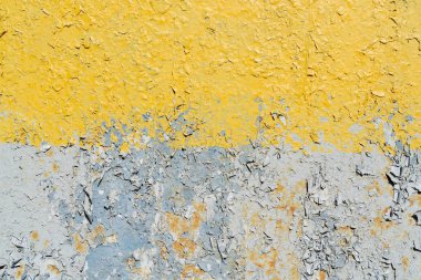 Sarı boya ile dokulu duvarın kapatılması