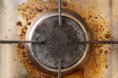 Mutfakta yemek pişirmek için kirli gaz sobası