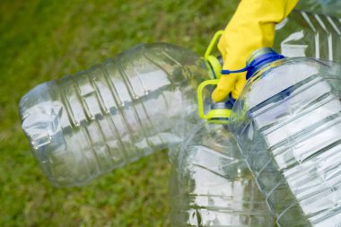Boş plastik şişe tutan adamın yakın çekim