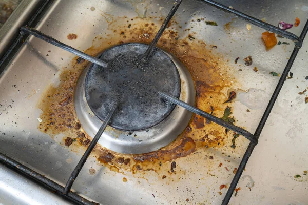 Mutfakta yemek pişirmek için kirli gaz sobası