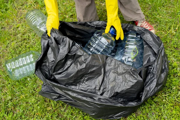 Primer Plano Persona Que Empaqueta Botellas Plástico Bolsa Basura —  Fotos de Stock