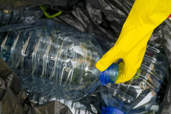 Primer Plano Persona Que Empaqueta Botellas Plástico Bolsa Basura —  Fotos de Stock