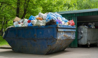 Çöp toplamak için konteyner. Konteyner içinde çöp için plastik torbalar