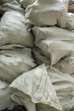 Çöplükte gri çöp torbaları