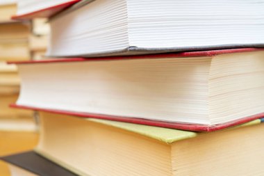 masadaki kitap yığınlarının kapatılması