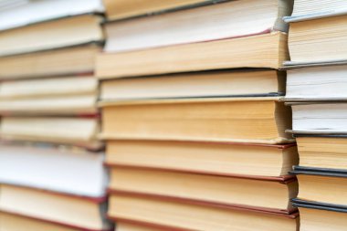 masadaki kitap yığınlarının kapatılması
