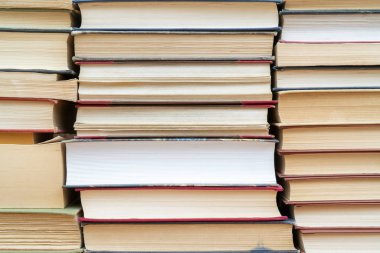 masadaki kitap yığınlarının kapatılması