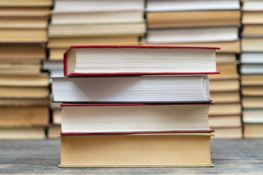 masadaki kitap yığınlarının kapatılması
