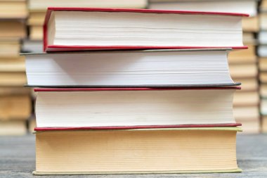 masadaki kitap yığınlarının kapatılması