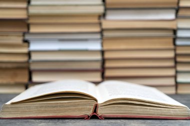 Masadaki açık kitabın kapatılması