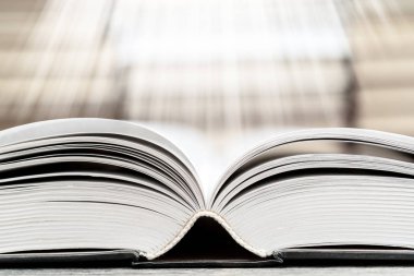 Işık ışınları ile açık kitabın yakın çekim