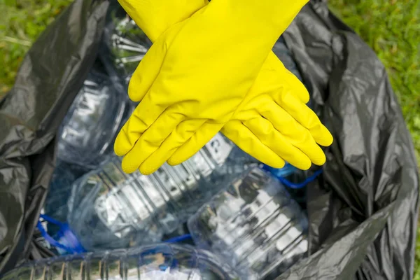 Άδεια Πλαστικά Μπουκάλια Που Βρίσκονται Σακούλα Σκουπιδιών Στο Γρασίδι — Φωτογραφία Αρχείου