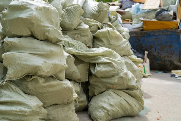 Γκρίζες Σακούλες Σκουπιδιών Στην Χωματερή — Φωτογραφία Αρχείου