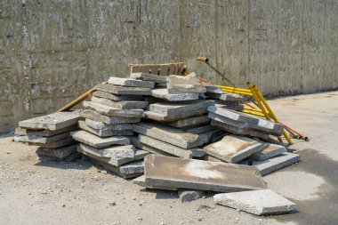 Altgeçit tamiri. Eski kırık fayans