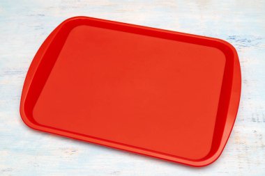 Masada kırmızı plastik yemek tepsisi