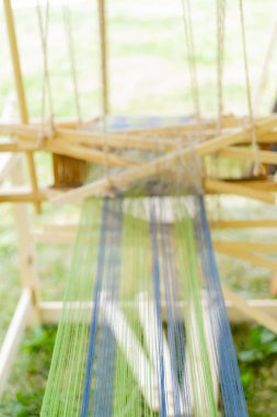 Eski bir ahşap makinede mavi ve yeşil iplikler