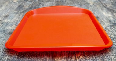 Masada kırmızı plastik yemek tepsisi