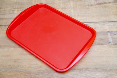 Masada kırmızı plastik yemek tepsisi