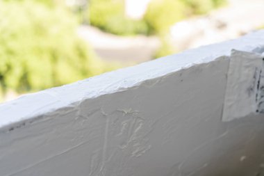 Beyaz sıva dokusu. Evin beton duvarını kapatıyorum. Pürüzlü yüzey. Onarım ve inşaat