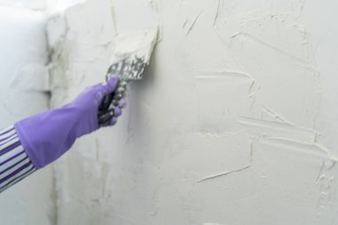 Beyaz sıva dokusu. Evin beton duvarını kapatıyorum. Pürüzlü yüzey. Onarım ve inşaat