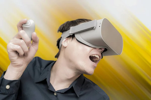 Jovem de realidade virtual. Inovação e desenvolvimento tecnológico — Fotografia de Stock