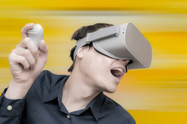 Joven de la realidad virtual. Innovación y avance tecnológico —  Fotos de Stock