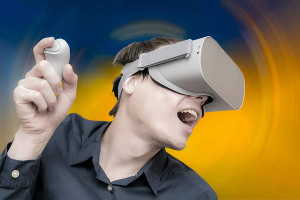 Joven de la realidad virtual. Innovación y avance tecnológico —  Fotos de Stock