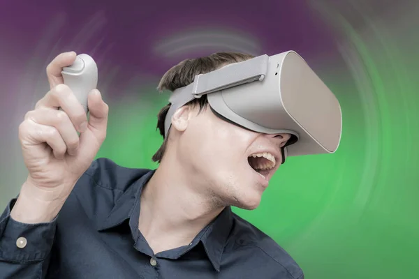 Jovem de realidade virtual. Inovação e desenvolvimento tecnológico — Fotografia de Stock