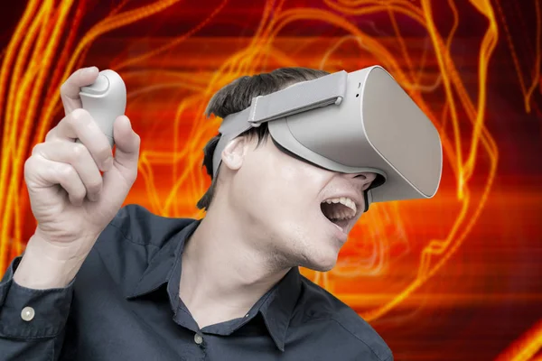 Joven de la realidad virtual. Innovación y avance tecnológico —  Fotos de Stock