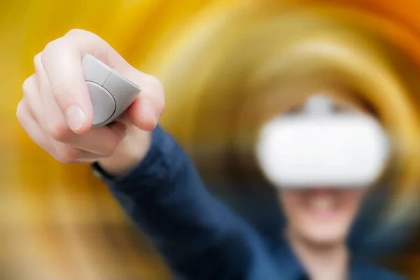 Joven de la realidad virtual. Innovación y avance tecnológico — Foto de Stock