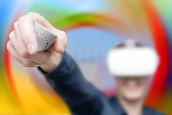 Joven de la realidad virtual. Innovación y avance tecnológico — Foto de Stock