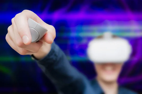 Joven de la realidad virtual. Innovación y avance tecnológico —  Fotos de Stock