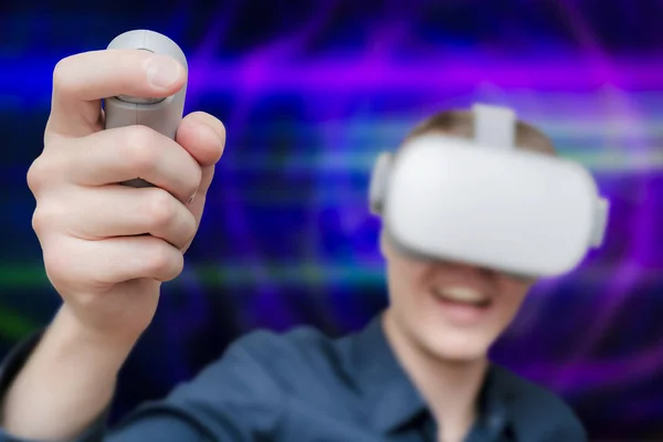 Joven de la realidad virtual. Innovación y avance tecnológico —  Fotos de Stock