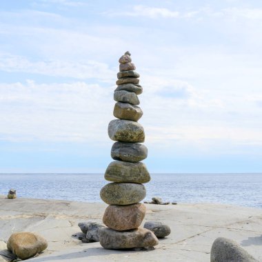 Yığılmış Kayalar dengeleme, hassasiyetle istifleme. Kıyıda taş kuleler