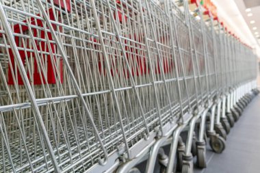 Mağazada alışveriş arabaları