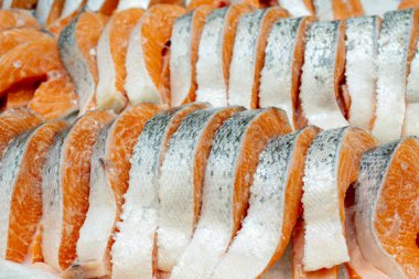 Bir süpermarkette sayaç buz üzerinde Somon biftek