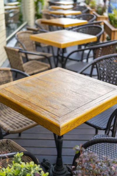 Asztalok Egy Utcai Nyári Kávéházban — Stock Fotó