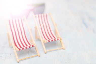 ahşap masa üzerinde noel kutusu