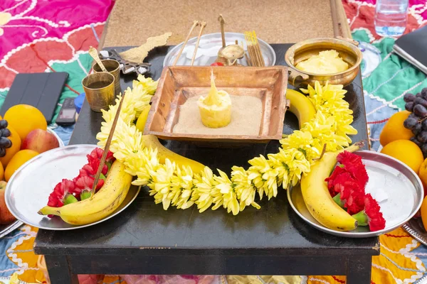 木製のテーブルの上にお茶と果物と花 — ストック写真