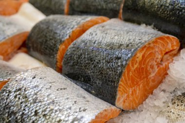 mağazada satılan soğutulmuş balık yakın çekim