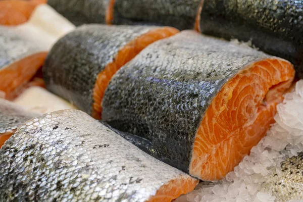 mağazada satılan soğutulmuş balık yakın çekim